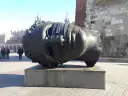 Rzeźba "Eros Bendato" Igora Mitoraja na Rynku Głównym w Krakowie.