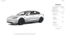 Srebrny Tesla Model 3 z czarnymi felgami, widok z boku.