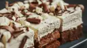 Puszysty krem cappuccino do tortu, udekorowany czekoladowymi wiórkami i białymi spiralkami. Idealny na deser.