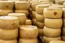 Grana Padano vs Parmigiano Reggiano: Kluczowe różnice i zastosowania