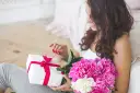Prezent na Dzień Kobiet: Pomysły, które zachwycą i zostaną w pamięci