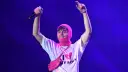 Artysta w różowej kominiarce i koszulce "I LOVE MY FANS" świętuje premierę **mata nowy album**.