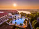 Hotel Gołębiewski: wspaniała doba hotelowa z basenami i widokiem na jezioro o wschodzie słońca.