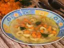 Pyszne tortellini in brodo przepis. Aromatyczny bulion z kawałkami marchewki i świeżą natką pietruszki. Idealne na chłodne dni.