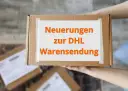 Paket mit Aufschrift "Neuerungen zur DHL Warensendung" wird von Händen gehalten.