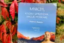 Okładka książki "Mnich, który sprzedał swoje ferrari" na tle czerwonych liści i gór.