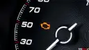 Kontrolka "check engine" świeci? Co robić i czy można jechać dalej?