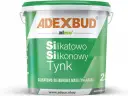Wiadro z zielonym tynkiem silikatowo-silikonowym ADEXBUD. Idealny do elewacji, zapewnia trwałość i estetykę.