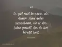 Hund sitzt auf einer Wiese vor Bergkulisse, Zitat über Hunde.