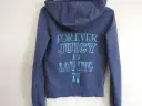 Granatowa bluza Juicy Couture z napisem "FOREVER JUICY AND LOVING IT" w turkusowym kolorze.