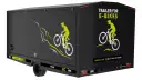 Czarna rowerowa przyczepa kempingowa z grafiką rowerzysty na górskim szlaku. Napis "TRAILER FOR E-BIKES" i "CHARGE & RIDE x8 E-BIKES ON BOARD".