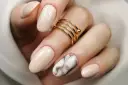 Manicure na Komunię: Eleganckie inspiracje dla mamy (do 70 znaków)
