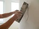 Jak szlifować tynk gipsowy? Wybierz papier i uzyskaj gładkie ściany