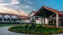 Malowniczy mikołajki resort spa z charakterystyczną architekturą i zadbanym ogrodem.