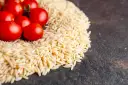 Czerwone pomidorki koktajlowe i makaron orzo. Ile gotować? Krótka odpowiedź: około 8-10 minut.