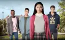 Lara Jean i jej czwórka adoratorów, w tym Peter Kavinsky, w tle przedmieść. Historia dla wszystkich chłopców których kochałam.