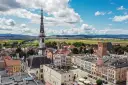 Widok na rynek i wieżę ratuszową w Ząbkowicach Śląskich. Kolorowe kamienice i ruiny zamku to ciekawe ząbkowice śląskie atrakcje.