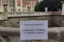 Pałac w Łącku zaprasza na zwiedzanie! Tablica informuje o cenach biletów do parku wewnętrznego: 2 zł normalny, 1 zł ulgowy.