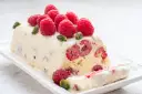 Pyszne semifreddo z malinami i pistacjami, idealne na letnie popołudnie. Ten przepis na semifreddo zachwyci każdego!