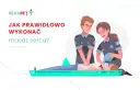 Ratownicy medyczni pokazują, jak zrobić masaż serca osobie nieprzytomnej. Uczą resuscytacji krążeniowo-oddechowej.