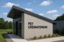 Nowoczesny budynek krematorium dla zwierząt z napisem "PET CREMATORIUM".