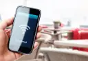Dłoń trzyma smartfon z ikoną Wi-Fi i napisem "Connected".