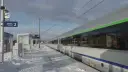 Zimowy peron 2, śnieg i pociąg do Krakowa czekają na pasażerów.