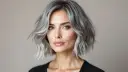 Graue Haare rocken: Flotte Frisuren, Pflege & Styling-Tipps