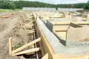 Budowa fundamentów domu szkieletowego: szalunki i wylany beton.