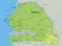 Mapa polityczna Senegalu, gdzie leży ten kraj, z zaznaczonymi miastami i granicami z Mauretanią, Mali, Gwineą i Gwineą-Bissau.