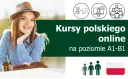 Uśmiechnięta dziewczyna w słomkowym kapeluszu i koszuli w paski, z książką i kawą. Obok napisy "Kursy polskiego online" i ikony symbolizujące naukę. Darmowy kurs języka polskiego dla obcokrajowców online.