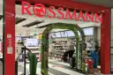 W Rossmannie można wydrukować zdjęcia. W sklepie są promocje i kosmetyki.