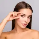 Jak utrwalić makijaż? Sprawdzone sposoby, triki i kosmetyki