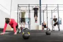 Co to jest CrossFit? Odkryj sekrety i zacznij trenować mądrze.