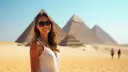 Uśmiechnięta turystka w okularach przeciwsłonecznych na tle piramid. Czy Egipt jest bezpieczny dla turystów? Tak, wygląda na to, że tak!