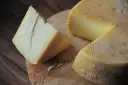 Ser dojrzewający, którego produkcja opiera się na podpuszczce, pokrojony na desce.