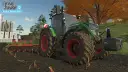 Zielony traktor Fendt z pługiem na polu jesienią, z logo Farming Simulator 23.