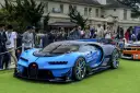 Niebiesko-czarny Bugatti Chiron na zielonej trawie, widzowie robią zdjęcia.