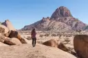 Kobieta podziwia pustynny krajobraz Namibii. Sprawdź ceny wycieczek!