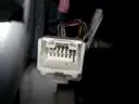 Wtyczka z przewodami w Toyocie Yaris, potencjalnie związana ze sterownikiem centralnego zamka.