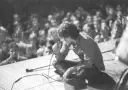 Jim Morrison z The Doors na scenie, wpatrzony w tłum. Jego "Paris Blues" rozbrzmiewa w sercach fanów.