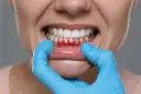 Bolące dziąsła? Szybka ulga i kiedy do dentysty poradnik