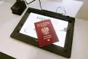 Polski paszport na ekranie tabletu. Czy do Austrii potrzebny jest paszport? Tak, jeśli nie jesteś obywatelem UE.