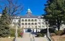 Piękny budynek sanatorium w Jesenikach w Czechach, z charakterystycznymi arkadami i żółtymi balkonami.