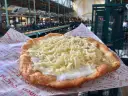 Lángos z serem i śmietaną, idealny, by dowiedzieć się, co zjeść w Budapeszcie.