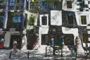 Kolorowy budynek Hundertwasserhaus w Wiedniu. Idealne miejsce, gdzie kupić pamiątki w Wiedniu, pełne unikalnych detali architektonicznych.