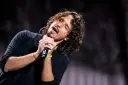 Chris Cornell śpiewa z pasją, jego głos wciąż brzmi w sercach fanów, mimo jego tragicznej śmierci.