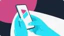 Ręce trzymają smartfon z ikonami, sugerującymi aplikacje do nauki polskiego.
