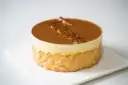 Pyszne tiramisu czekoladowe, udekorowane kakao i kremem. Idealne na deser.