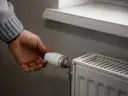 Jak zakręcić grzejnik i uniknąć problemów z ciepłem w domu